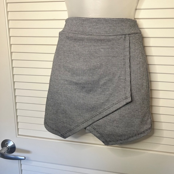 Soprano Micro Houndstooth Mini Skort | Size: S - Picture 3 of 10